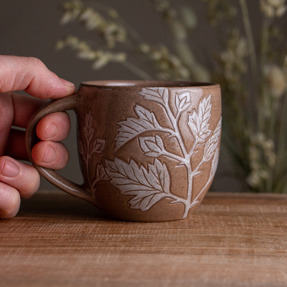 Red Sandstone Sgraffito Hibiscus Mug [13oz]