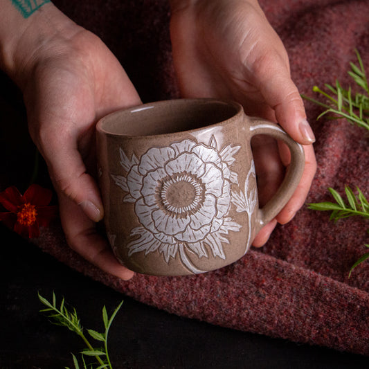 Red Sandstone Sgraffito Anemone Mug [15oz]